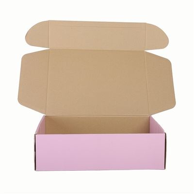 جعبه های بسته بندی هدیه افست 4C صورتی 157 گرمی مقوایی CMYK برای لباس