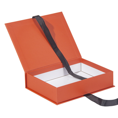 جعبه های بسته بندی هدیه سفت و سخت 120 گرمی CMYK Pantone با بسته شدن روبان