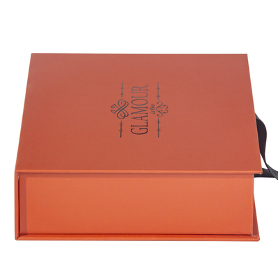 جعبه های بسته بندی هدیه سفت و سخت 120 گرمی CMYK Pantone با بسته شدن روبان